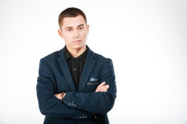 Katlanmış silah ile ayakta ciddi iş adamı