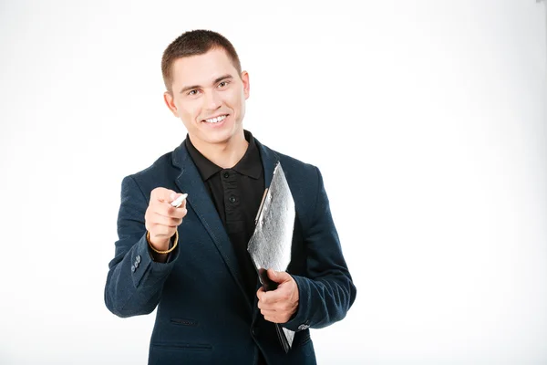 Hombre de negocios sonriente sosteniendo portapapeles — Foto de Stock