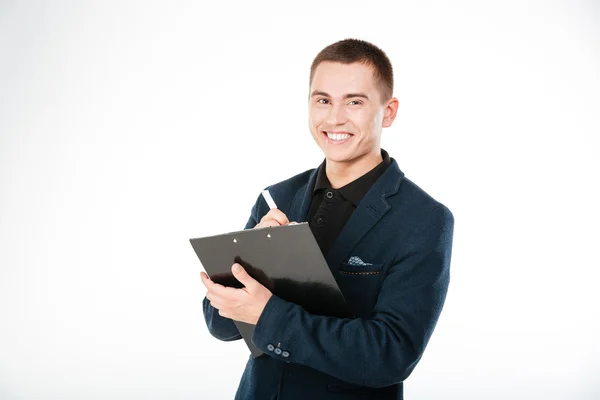 Hombre de negocios sonriente con portapapeles mirando a la cámara — Foto de Stock