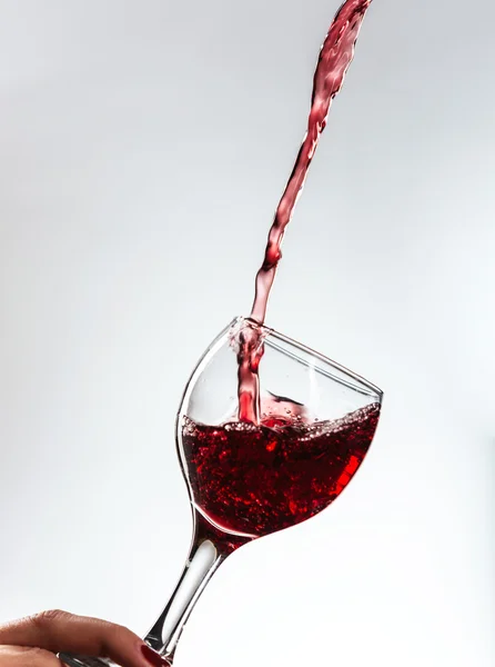 Vin rouge versé dans le verre — Photo