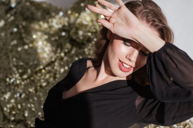 Çekici kadın parlak bir ışık yüzünden el ile kaplı 