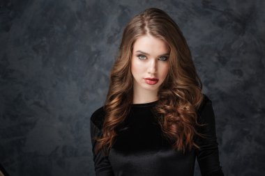 Uzun kıvırcık saçlı güzel genç kadın 