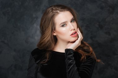 Onun yüzüne dokunmak ihale genç kadın 