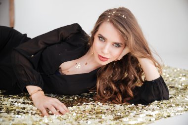 Uzun kıvırcık saçlı güzel baştan çıkarıcı genç kadın