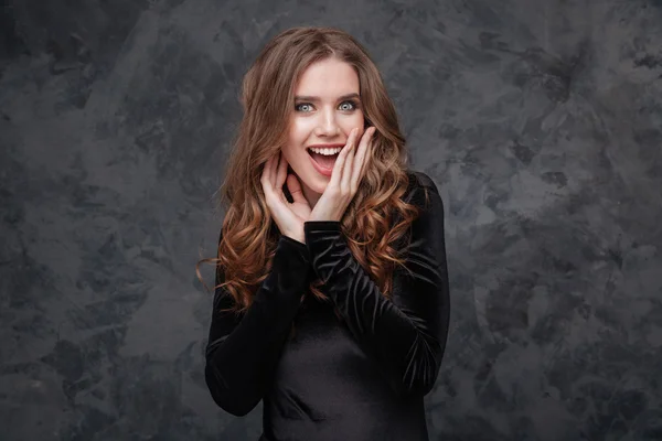 Sürpriz heyecanlı güzel genç kadın siyah elbiseli — Stok fotoğraf