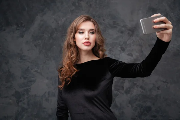 Atrakcyjna młoda kobieta zmysłowa biorąc selfie z smartphone — Zdjęcie stockowe