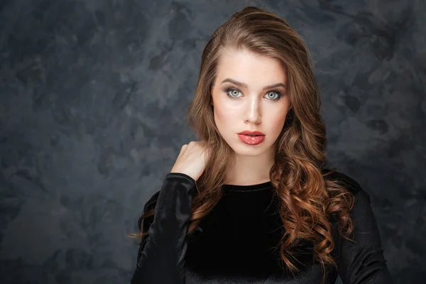 Portret van een mooie sensuele jonge vrouw — Stockfoto