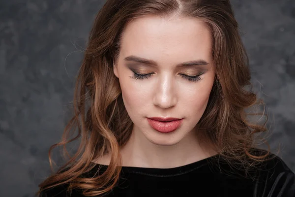 Güzel genç kadın kapalı gözler ve modern makyaj — Stok fotoğraf