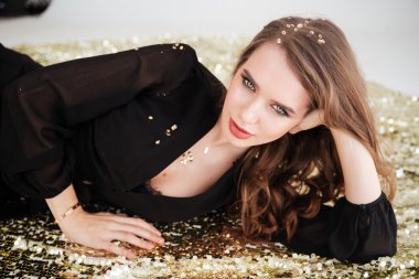 Pullu saç rahat muhteşem genç kadınla