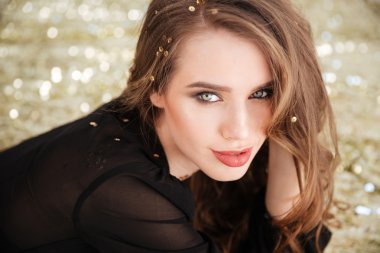 Uzun kıvırcık saçlı şehvetli güzel genç kadın