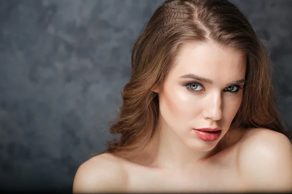 Beauty porträtt av sensuell attraktiv ung kvinna — Stockfoto