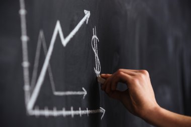 Yazı tahtası üzerinde el ile çizilmiş para birimi oranı artan grafik