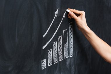 El yazı tahtası üzerinde büyüme grafiği çizimi