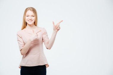 Gülümseyen kadın işaret parmağı uzakta