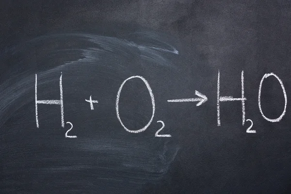 Fórmula química da água extraída no quadro negro — Fotografia de Stock