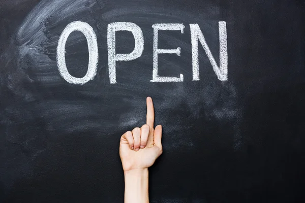 Hand wijzen open apenstaartje getrokken op blackboard — Stockfoto