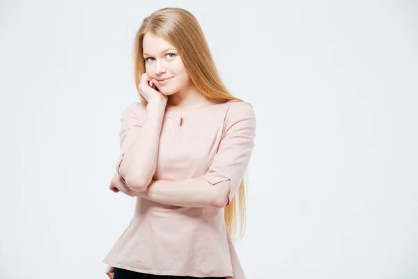 Porträt einer niedlichen Frau, die in die Kamera blickt — Stockfoto