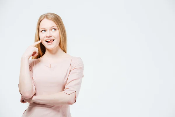 Bedachtzame vrouw die wegkijkt — Stockfoto