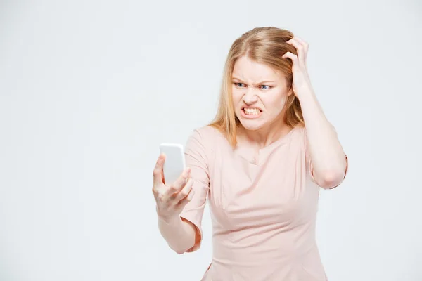 Mujer enojada usando smartphone — Foto de Stock