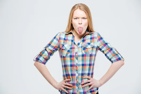 Junge Frau zeigt Zunge — Stockfoto