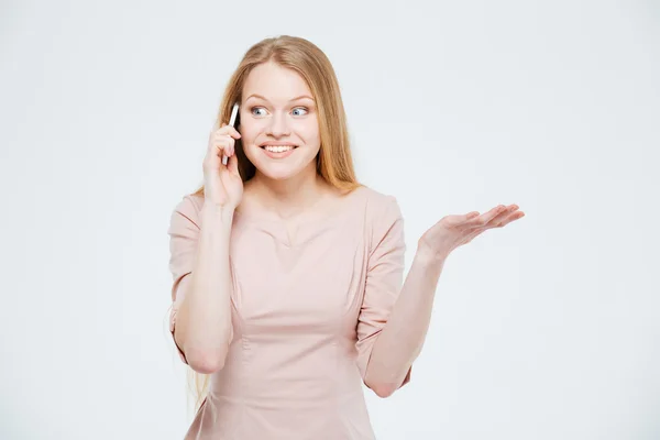 Leende kvinna som pratar i telefon — Stockfoto