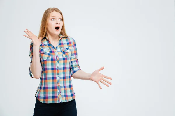 Verbaasd casual vrouw — Stockfoto