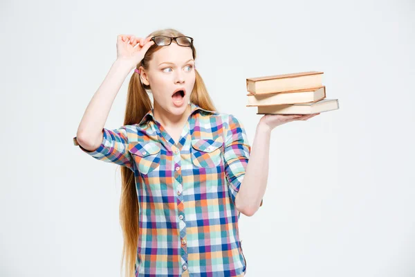 Bouleversé femme étudiant tenant des livres — Photo