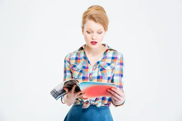 Jeune femme lecture magazine — Photo