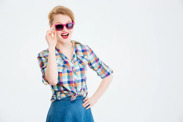 Fröhliche Frau mit Sonnenbrille — Stockfoto