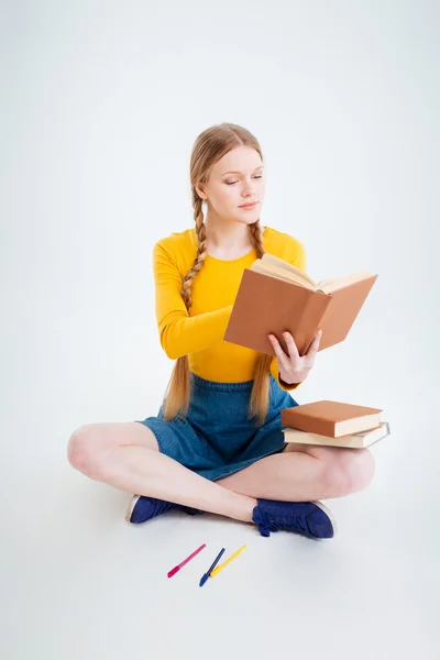 Student zittend op de vloer en het lezen boek — Stockfoto