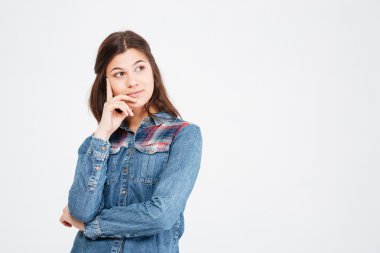 Pensive güzel genç kadın onun tapınak dokunmadan ve düşünme