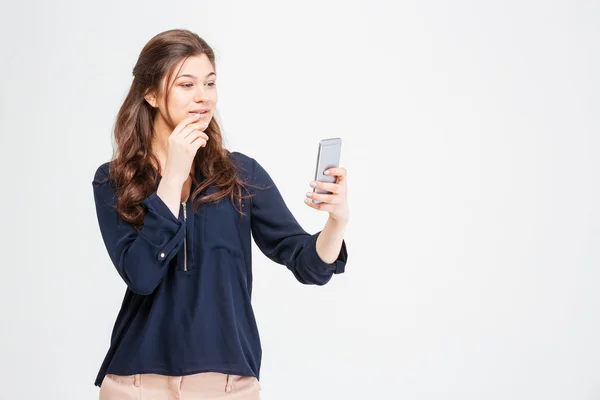 Приваблива щаслива молода жінка бере селфі з мобільним телефоном — стокове фото