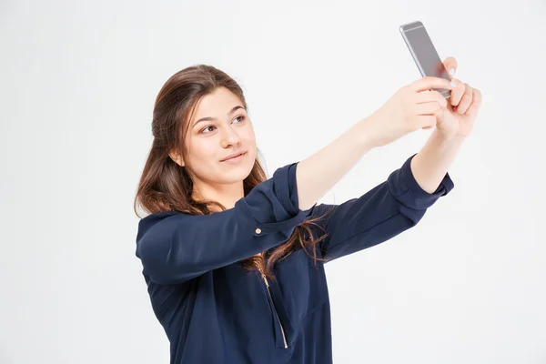 Całkiem cute młoda kobieta robi selfie ze smartfonem — Zdjęcie stockowe