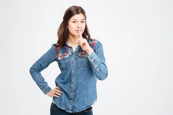 Atraktivní žena v džínách na košili a ve znamení ticha — Stock fotografie