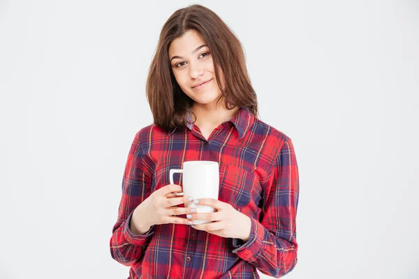 Jeune femme attrayante souriante en chemise à carreaux avec tasse blanche — Photo