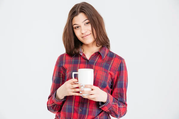 Sorrindo atraente jovem mulher em camisa quadriculada com copo branco — Fotografia de Stock