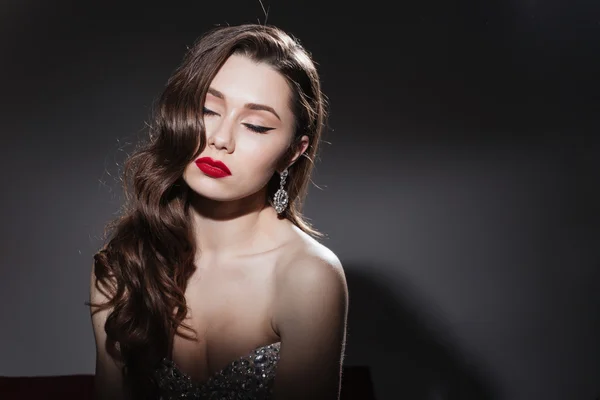 Retrato de beleza de uma jovem mulher relaxada — Fotografia de Stock