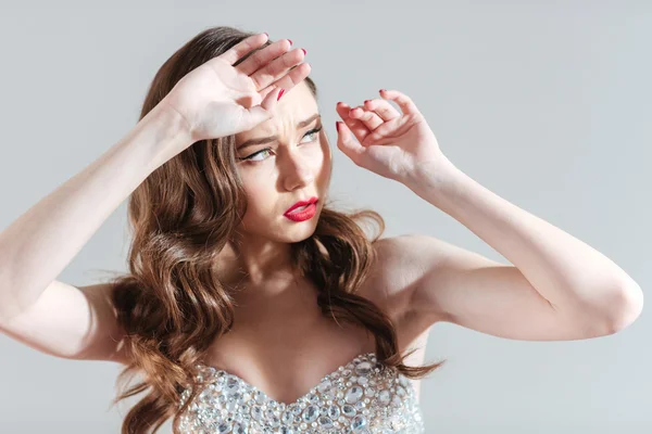 Mujer joven mirando en flash brillante — Foto de Stock