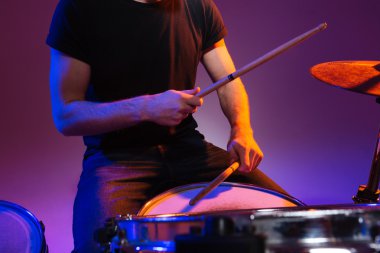 El oturma ve sopaları ile davul çalmaya adam davulcu 