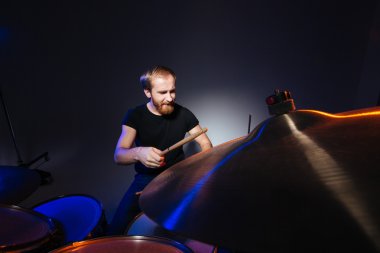 Onun seti üzerinde oynarken ciddi sakallı adam davulcu