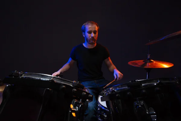 Atractivo baterista barbudo concentrado tocando su kit — Foto de Stock
