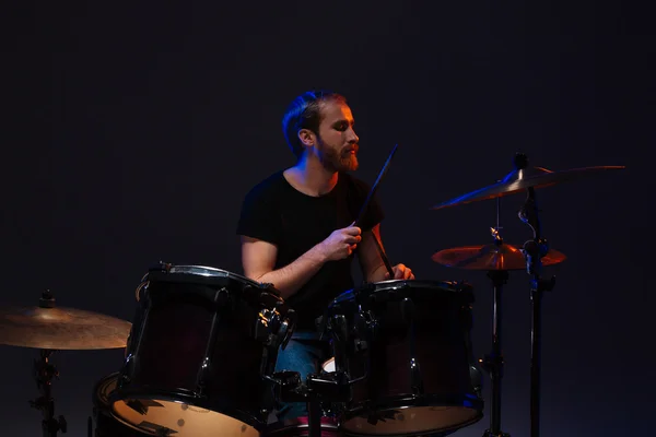 Guapo barbudo baterista tocando su kit — Foto de Stock