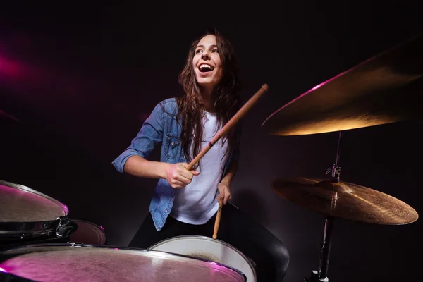Жінка грає на барабанах — стокове фото
