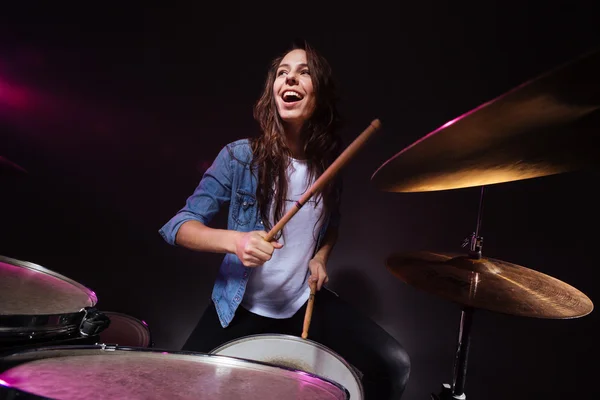 Mulher tocando bateria — Fotografia de Stock