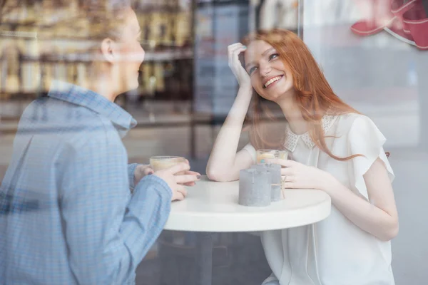 Dua wanita muda cantik ceria minum kopi di kafe bersama-sama — Stok Foto