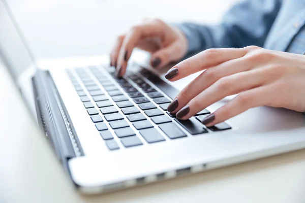 Manos de mujer en camisa azul escribiendo en el teclado del ordenador portátil —  Fotos de Stock