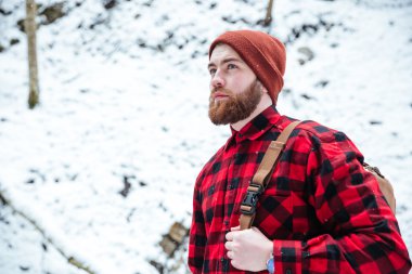 Sırt çantası kış dağ orman içinde olan adam sakallı