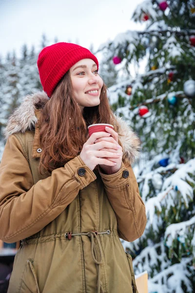 Χαμογελώντας όμορφη γυναίκα πόσιμο ζεστό καφέ σε εξωτερικούς χώρους — Φωτογραφία Αρχείου