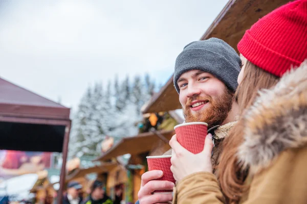 髭の男は彼のガール フレンドと屋外のコーヒーを飲んで — ストック写真