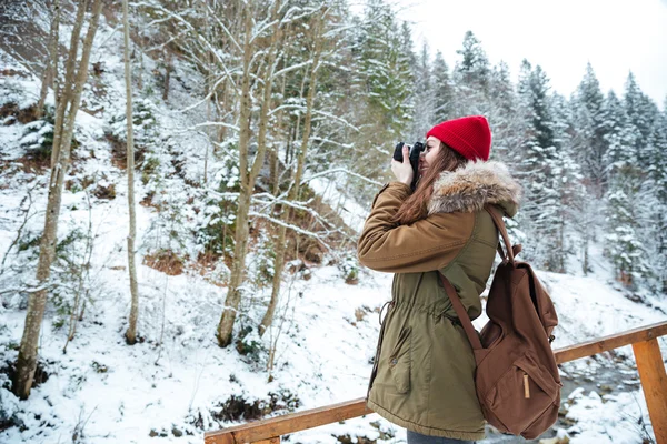 Mulher censurada fotógrafa de pé e tirando fotos em montanhas — Fotografia de Stock